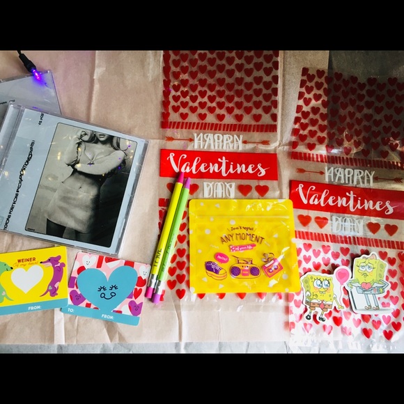 ⏰🤍🖤Ariana Grande CD single(2pcs) plus more! - Picture 8 of 11